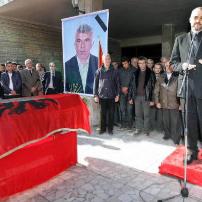 Albanian sosialistijohtaja Edi Rama puhuu mellakoissa kuolleen arkun äärellä.