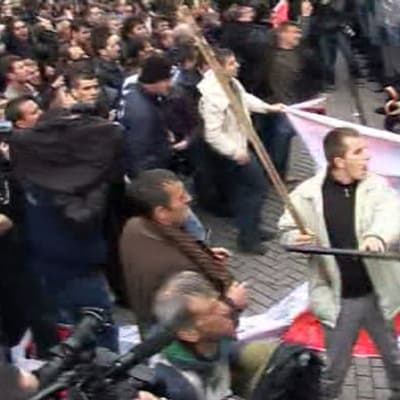 Mielenosoittajia ja poliisit