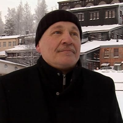 Kirjailija Esko-Pekka Tiitinen Outokummun vanhalla kaivosalueella.