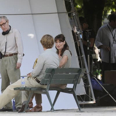 Elokuvaohjaaja Woody Allen, Ranskan presidentin puoliso Carla Bruni ja näyttelijä Owen Wilson