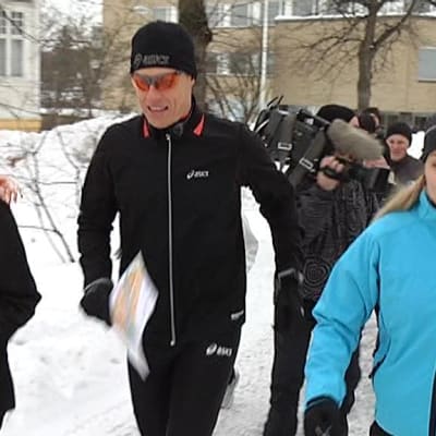 Ulkoministeri Alexander Stubb (kok.) lenkillä.