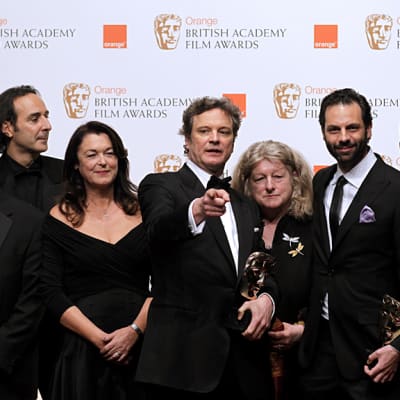  "Kuninkaan puhe"-elokuvan tekijöitä Bafta-palkintogaalassa. Näyttelijä Colin Firth (keskellä)