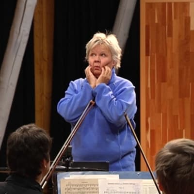 Näyttelijä Ulla Tapanien johtaa orkesteria.