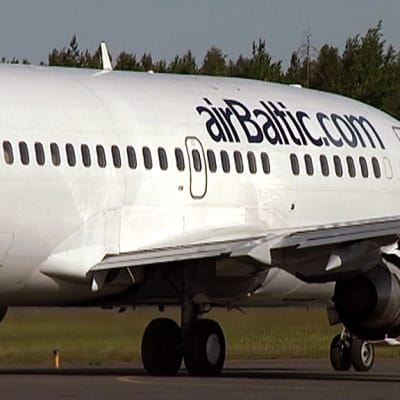 airBalticin lentokone rullaa kiitoradalla.