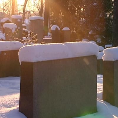 Haudoilla käydään tänä jouluna muistamassa läheisiä talvisissa tunnelmissa.