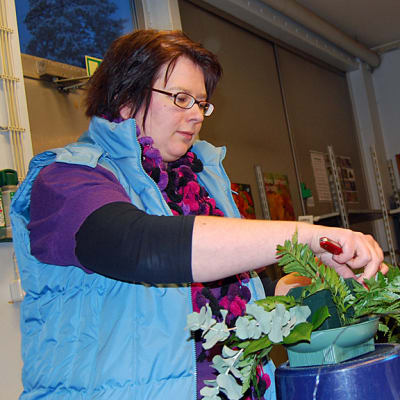 Katja Moilanen tekee kukka-asetelmaa