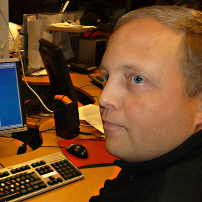 Kuvassa Rune Hassell tietokoneen ääressä