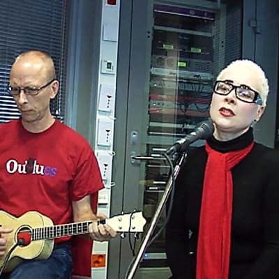 Sira Moksi laulaa YLE Oulu Radion studiossa Timo Nykyrin ukuleleorkesterin säestyksellä.