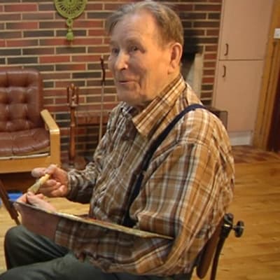 Kuvassa sotaveteraani, veteliläinen Antti Heikkilä.