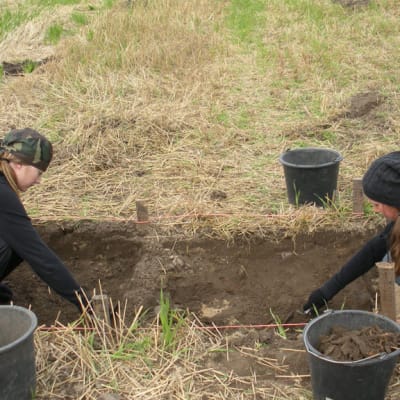 Arkeologisia kaivauksia tulee tehdä varoen, jotta satoja vuosia sitten maahan hautautuneet esineet eivät rikkoudu.
