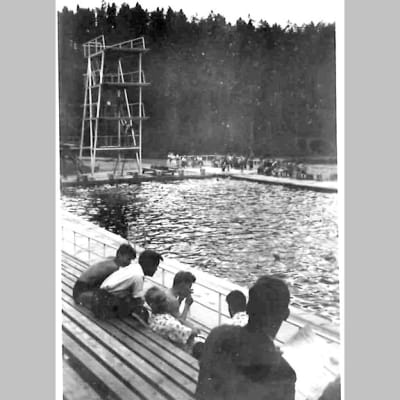 Ahveniston maauimala oli tuhansien Hämeenlinnalaisten kohtauspaikka 1960-luvulla. Olli Jalonenkin kävi siellä uimassa.