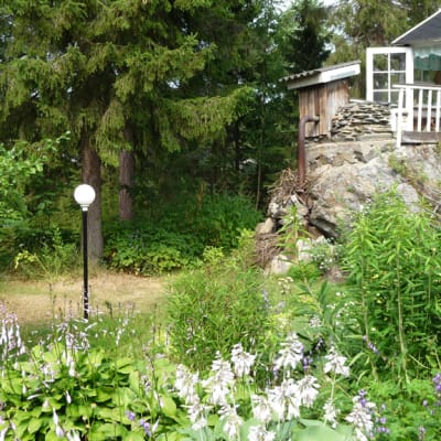 Kuvassa Kivelän puutarhan huvimaja on rakennettu kiven päälle. 