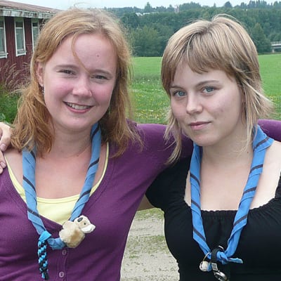 Partiolaiset Susanna Heinola ja Elsa Lahti lähdössä suurleirille.