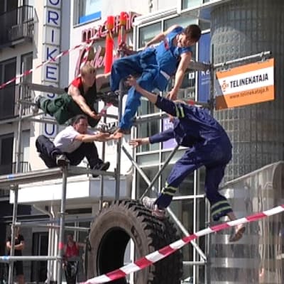 Jyväskylän Kesän avajaisissa nähtiin muun muassa parkour-temppuilua.