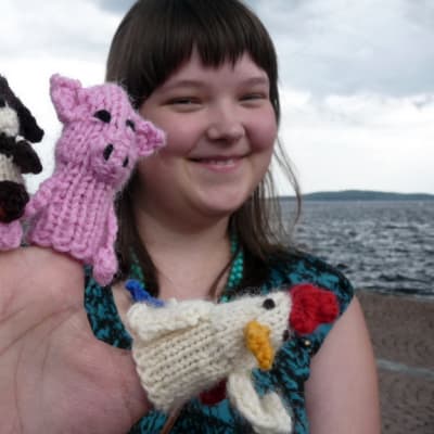 Ingmanin käsi- ja taideteollisuusoppilaitoksen opiskelija Silja Väätäinen esittelee sorminukkejaa.