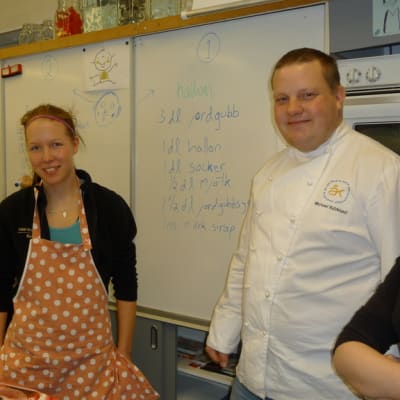 Michael Björklund ja oppilaita kokkaustunnilla.
