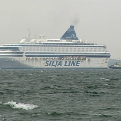 Hinaaja Ukko avusti Silja Europan matkaa kohti Turkua.