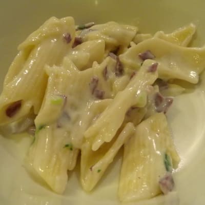 Pastaa lautasella.