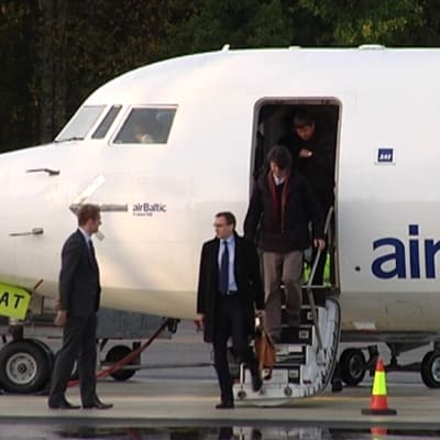 Matkustajia nousee AirBalticin koneesta.