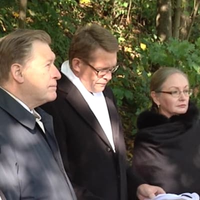 Richterin talon muistolaatan paljastuksessa puhui pääministeri Matti Vanhanen.