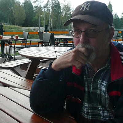 Topi Sorsakoski entisessä kantapaikassaan Ähtärissä.