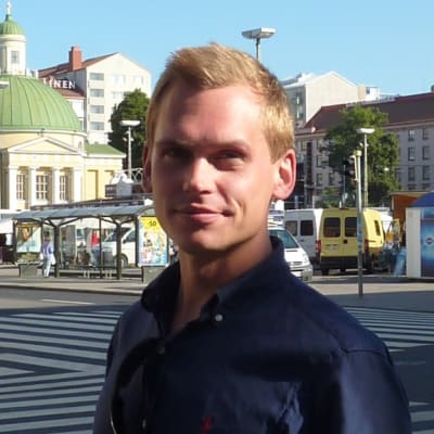 Politiikan tuntija Antton Rönnholm lähtee Mitro Revon avuksi Brysseliin.