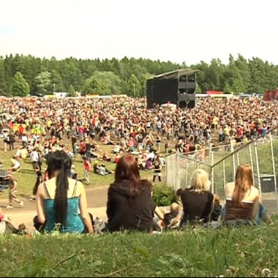 Ilosaarirockin yleisöä vuodelta 2008.
