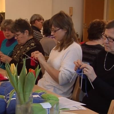 Pohjois-Pohjanmaan Martat tempaisevat kutomalla sukkia seudun syntyville vauvoille.