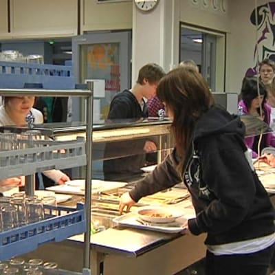 Koululaiset ottavat ruokaa koulun ruokalinjastolta