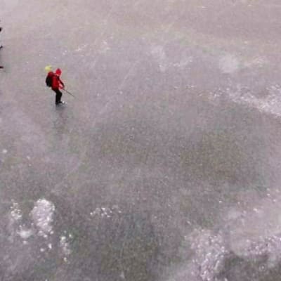 Tuusulanjärven jää on keskiviikkona peilin kirkas.