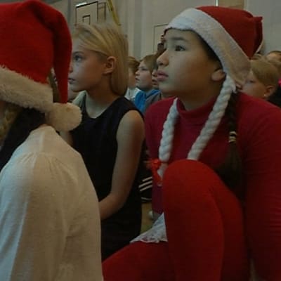 Koululaisia Ahtilalan koulun joulujuhlassa Lahdessa.