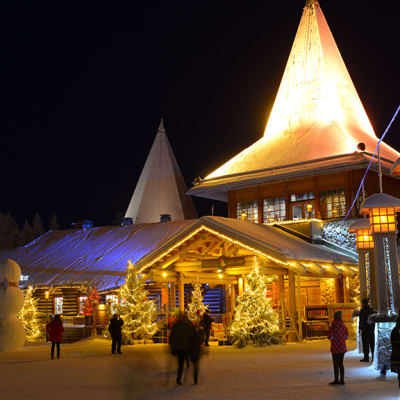 Turistit vierailemassa Joulupukin Pajakylässä Rovaniemen Napapiirillä