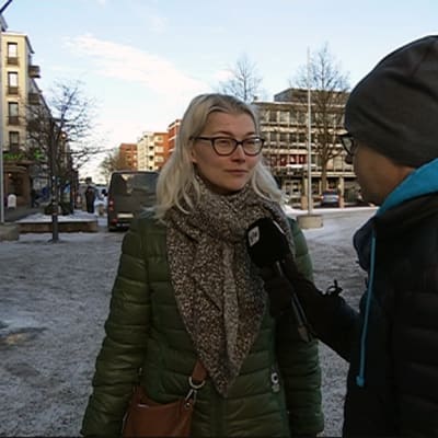Nainen, Kiira Ikävalko-Lindqvist toimittajan Petri Niemen haastateltavana Kotkan Kauppatorilla helmikuussa