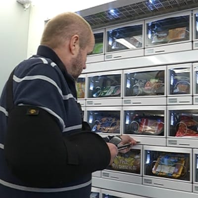 Ostoksilla automaattikaupassa