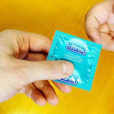 Kondomia annetaan kädestä käteen.