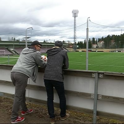 Mikko Ijäs näyttää vakiopaikkansa MyPan stadionin vallikatsomossa