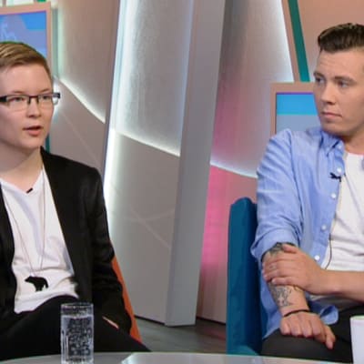 Transsukupuolisen arjesta keskustelemassa Sakris Kupila (vas.) ja Kasper Kivistö. 