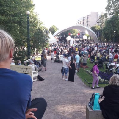Poika ja konsertti  SuomiAreena Ratihuoneenpuisto Purje-lava Raatihuoneenpuisto täyttyi väenpaljoudesta Saara Aallon tähdittämässä ilmaiskonsertissa.