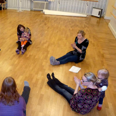 Kulttuuritalo Valveen yksivuotiaiden lasten sanataidekerhossa Oulussa runoillaan ja lauletaan.
