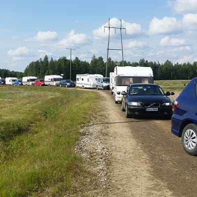 Auto- ja asuntovaunujono jutaa Ranuan Opistoseuroihin