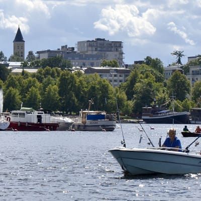 Kesäinen näkymä Saimaalta Lappeenran satamaan.