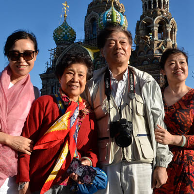 Kiinalainen perhe Verikirkon edustalla Pietarissa.