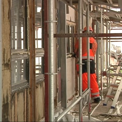 Kannelmäessa tehdään kokonaisvaltainen julkisivuremontti. Tummat kohdat seinässä ovat ilmavuotojen kautta eristeisiin siivilöityneitä ilmansaasteita.