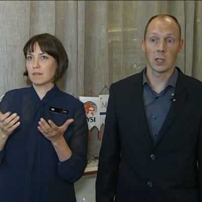 Kuva, jossa oikealla osaamiskeskuksen päällikkö Mikko Toivanen Kelasta ja vasemmalla viittomakielen tulkki.