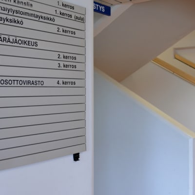 Kainuun käräjäoikeuden kyltti.