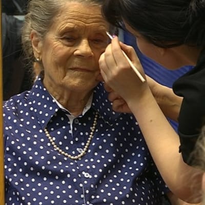 Lucia-mummo -ehdokkaille tehdään kevyt ja heleä meikki.