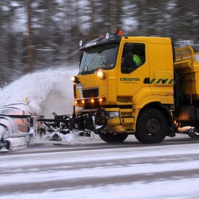 Tenho Arosanervon tehtävänä on pitää 40 kilometrin pätkä lumesta puhtaana Jämsä-Muurame tiellä.