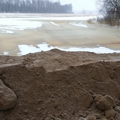 Huittislaista sikalaa suojataan tulvalta multapenkereellä 18.1.2018. Huittinen Kokemäenjoki