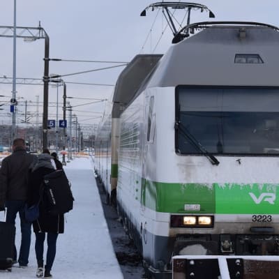 Matkustajia nousemassa Helsingin-junaan Turun päärautatieasemalla.