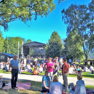 Ihmisiä Sorsapuistossa odottamassa Tampere Filharmonian puistokonsertin alkua